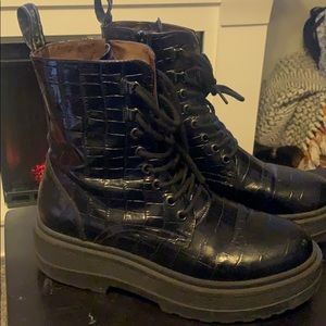 TRENDY NERO GIARDINI COMBAT BOOTS 💕